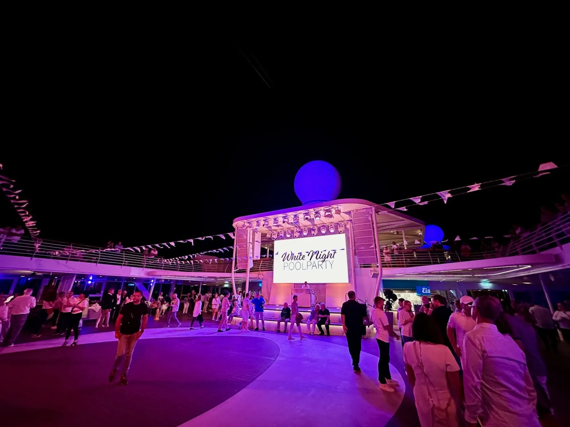 White Pool Party Mein Schiff