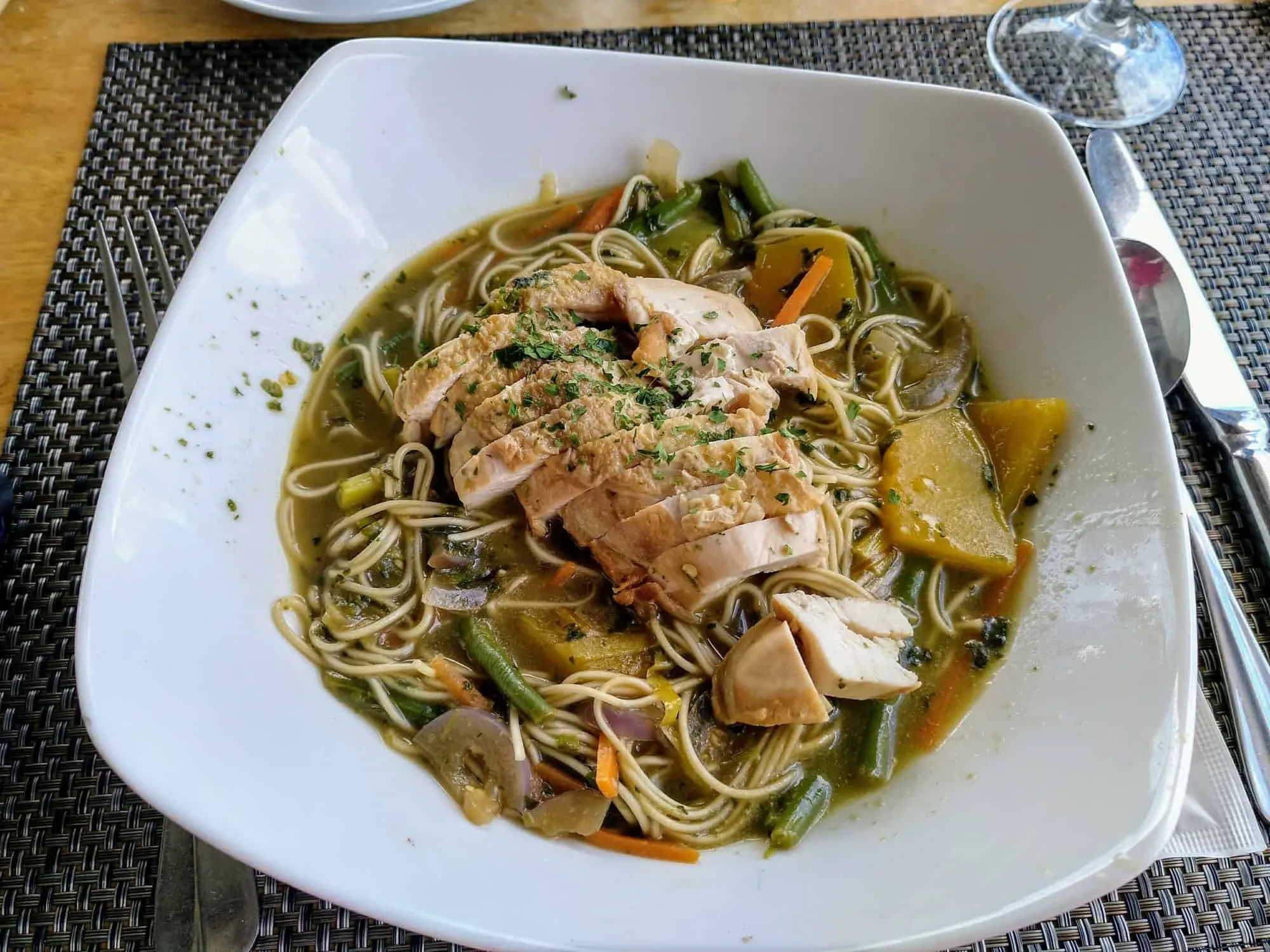 Nudelsuppe mit Hähnchen im Pasquiere Restaurant auf Praslin Seychellen
