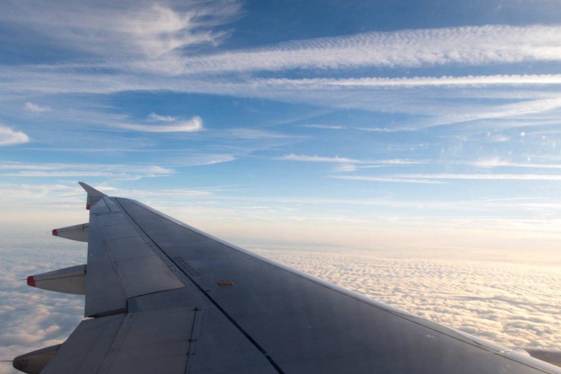 Aussicht über Flugzeugflügel