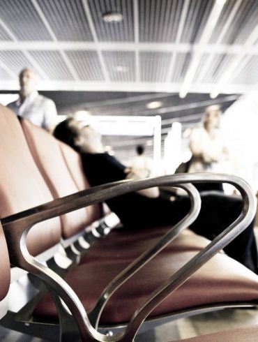 Durch Jetlag geplagter, müder Passagier am Flughafen