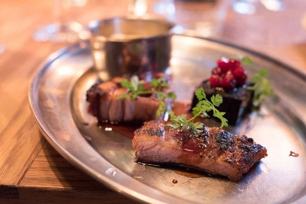 Zwei verschiedene Fleischstücke und Blackpudding im Nytorget 6 auf der Food Tour Stockholm