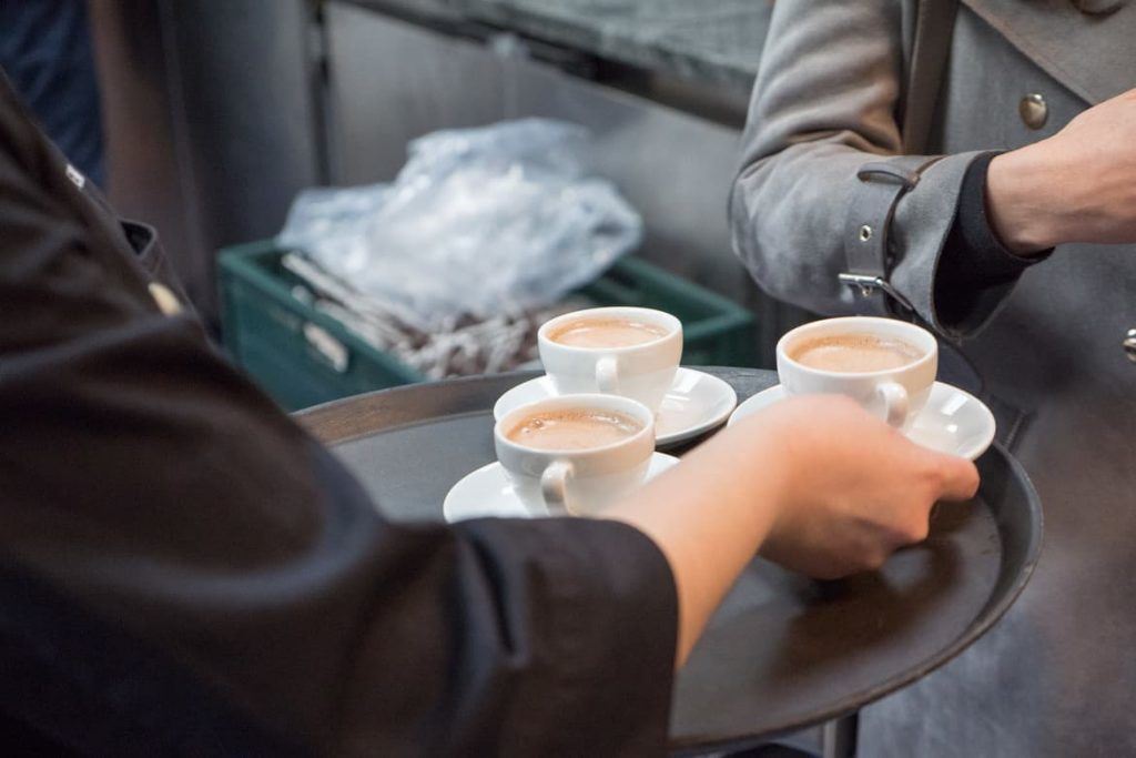 Probieren einer Trinkschokolade in den Chokladfabriken auf der Food Tour Stockholm