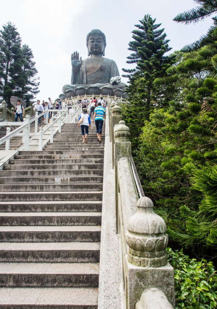 Treppenaufstieg zum Tian Tan Buddha auf Lantau Island - eines unserer Hongkong Highlights