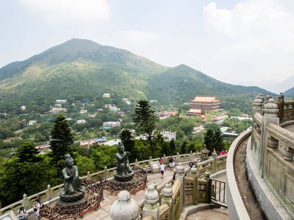 Ausblick auf das Kloster vom Tian Tan Buddha auf Lantau Island - eines unserer Hongkong Highlights