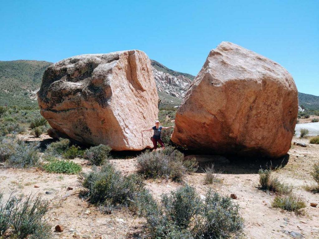 Zwischen großen Steinen im Joshua Tree Nationalpark Hall of Horrors