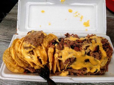 Pulled Beef auf Nachos mit Käsesauce im Big John's Texas BBQ in Page