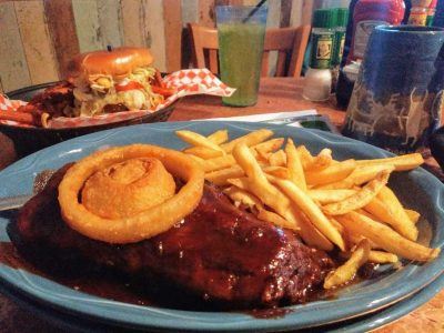 BBQ Ribs und Burger in Oscars Cafe in Springdale