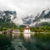 Auf dem Boot auf dem Königssee Blick auf Kirche St. Bartholomä