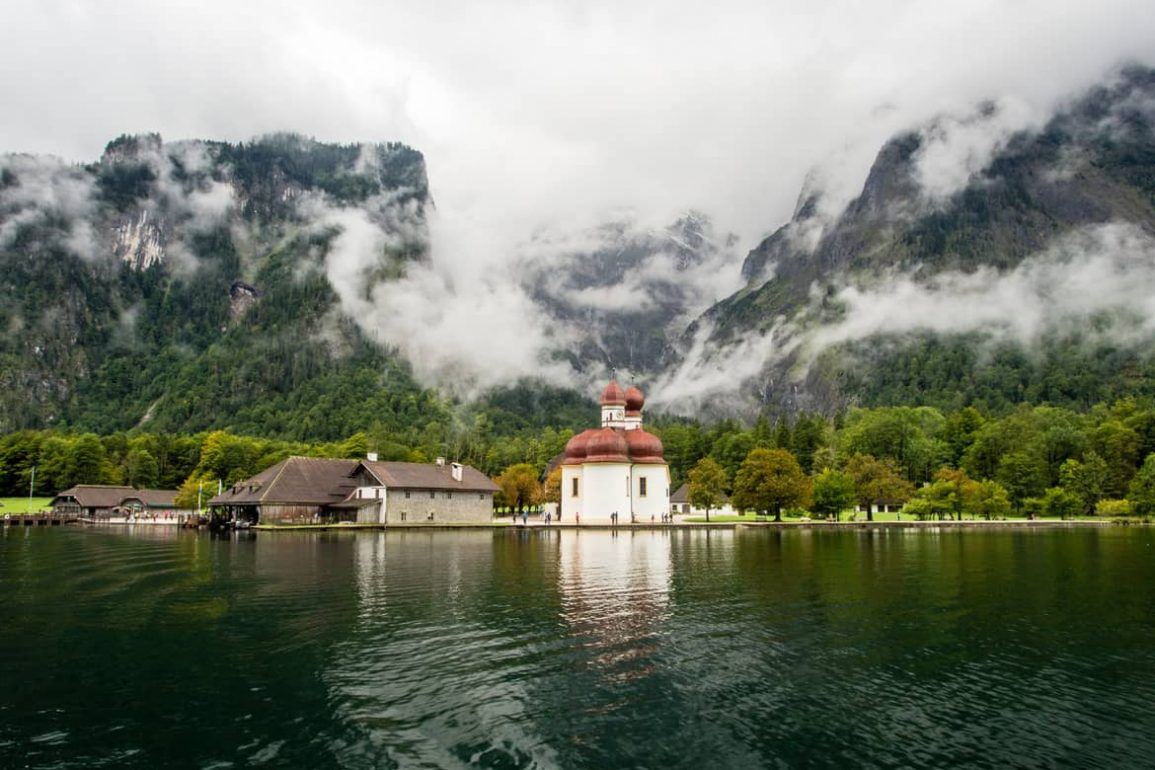 Auf dem Boot auf dem Königssee Blick auf Kirche St. Bartholomä