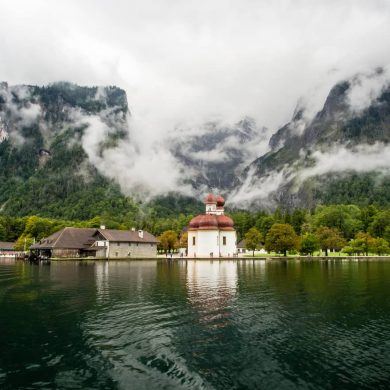 Auf dem Boot auf dem Königssee Blick auf Kirche St. Bartholomä