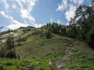 Purtscheller Haus fotografiert vom Wanderweg aus