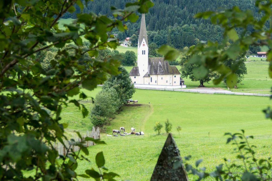 Idyllischer Blick auf eine Kirche am Schliersee