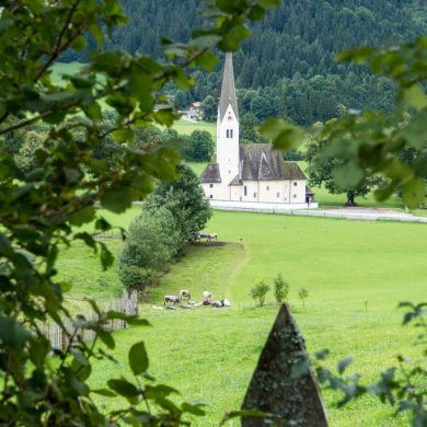 Idyllischer Blick auf eine Kirche am Schliersee