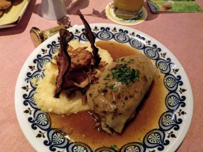 Kohlroulade mit Kartoffelpüree und Baconstreifen im Gebirgshäusl in Berchtesgaden