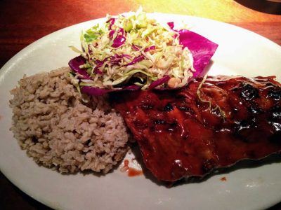 Baby Ribs mit Reis und Coleslaw bei Wood Ranch BBQ in Los Angeles