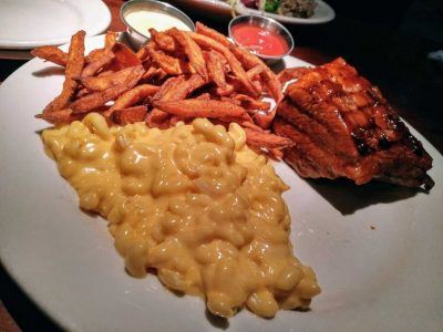 Mac n Cheese Süßkartoffelpommes und ein leckeres Stück Fleisch bei Wood Ranch BBQ in Los Angeles