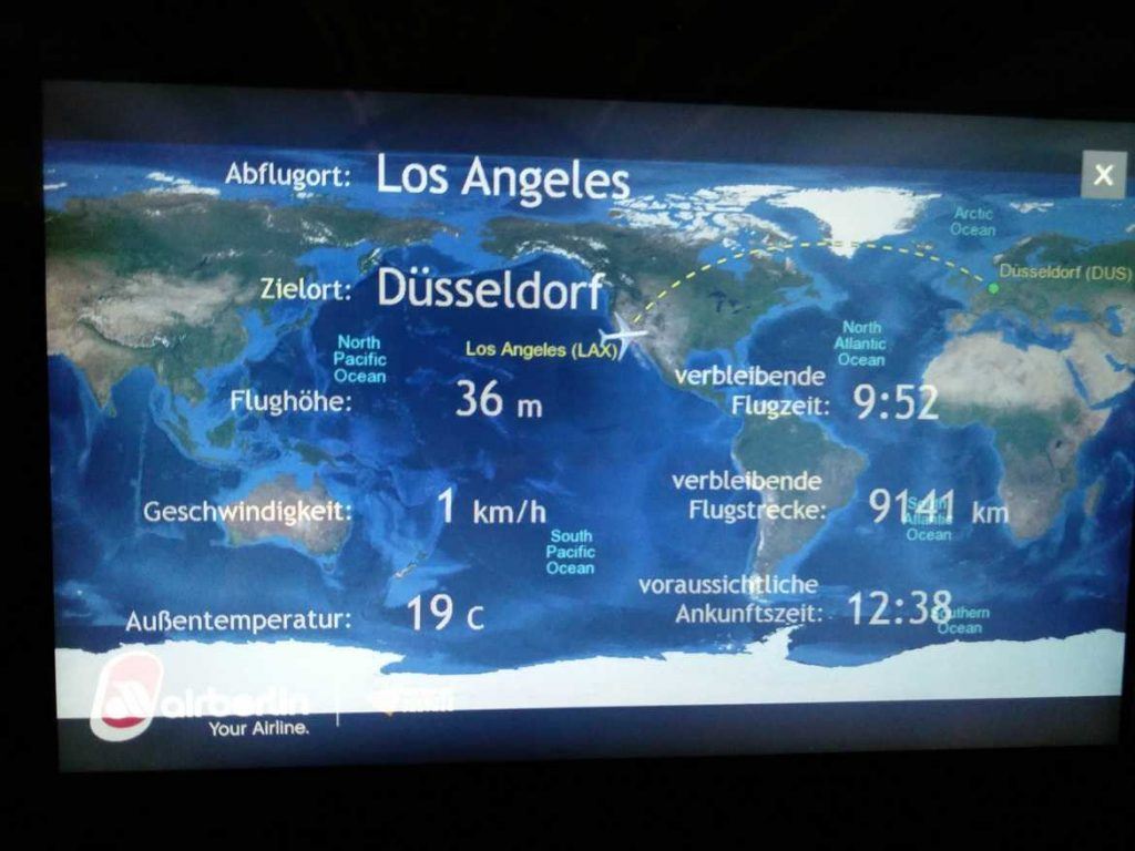 Anzeige im Flugzeug Status des Flugzeugs und des Flugverlaufes von Los Angeles nach Düsseldorf