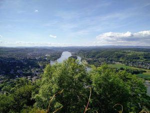 Grandioser Blick über den Rhein von der Ruine Drachenfels aus gesehen in Königswinter