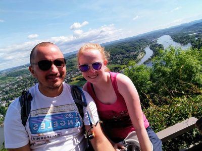 Grandioser Blick über den Rhein von der Ruine Drachenfels aus gesehen in Königswinter Selfie