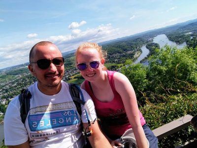 Grandioser Blick über den Rhein von der Ruine Drachenfels aus gesehen in Königswinter Selfie