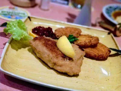 Gefülltes Schnitzel mit Kartoffelpuffer im Gebirgshäusl in Berchtesgaden