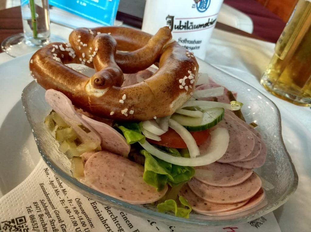 Wurstsalat mit Brezel im Bistro Reichenbach in Berchtesgaden am Salzbergwerk