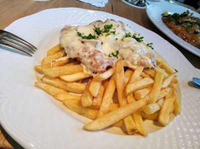 Überbackenes Schnitzel mit Pommes im Gast Stüberl in Reit im Winkl