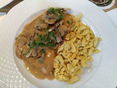 Schnitzel Jägerart mit Spätzle im Gast Stüberl in Reit im Winkl