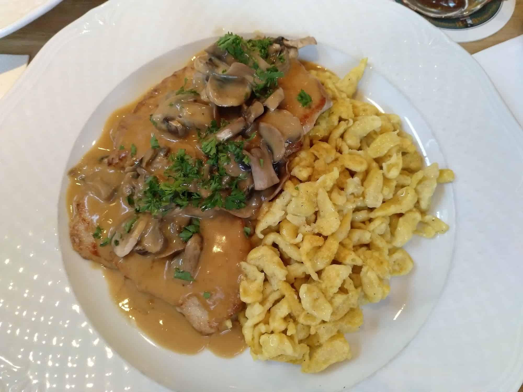 Schnitzel Jägerart mit Spätzle im Gast Stüberl in Reit im Winkl ...