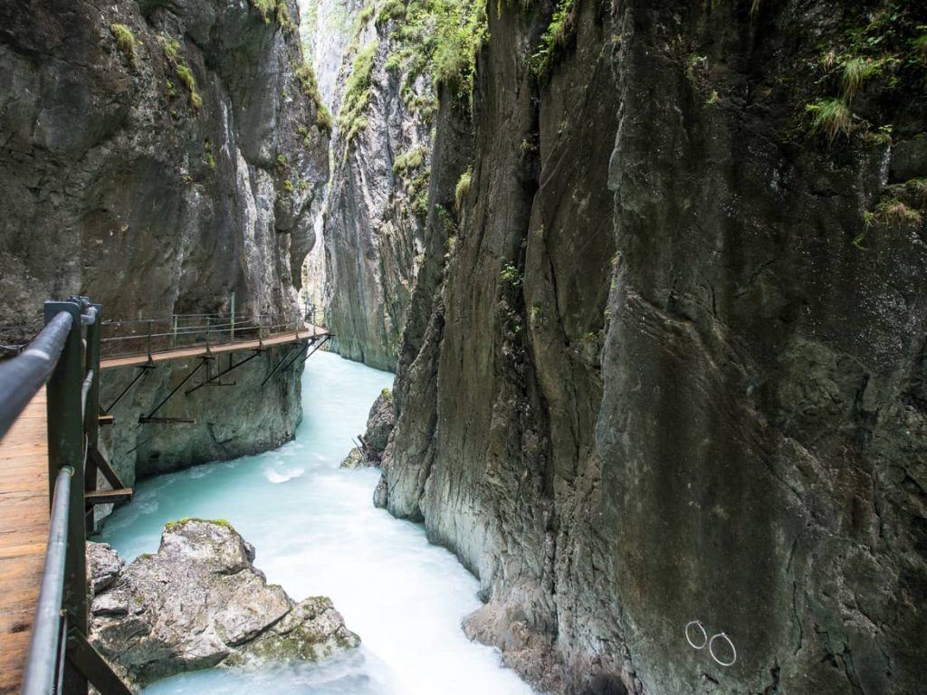 Holzsteig zum Wasserfall am Leutaschklamm mit türkisfarbenen Wasser