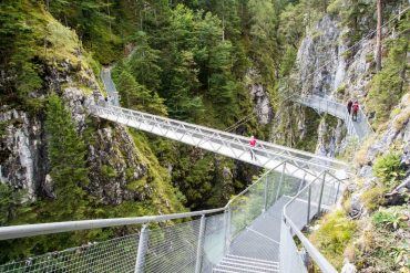Brücke auf dem Leutaschklamm zwischen Tirol und Bayern