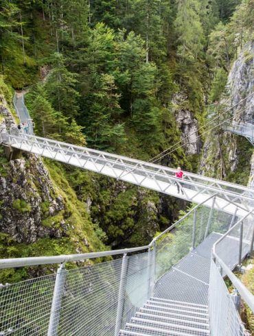 Brücke auf dem Leutaschklamm zwischen Tirol und Bayern