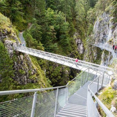 Brücke auf dem Leutaschklamm zwischen Tirol und Bayern