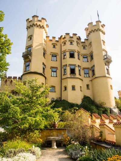 Schloss Hohenschwangau vom Garten aus fotografier