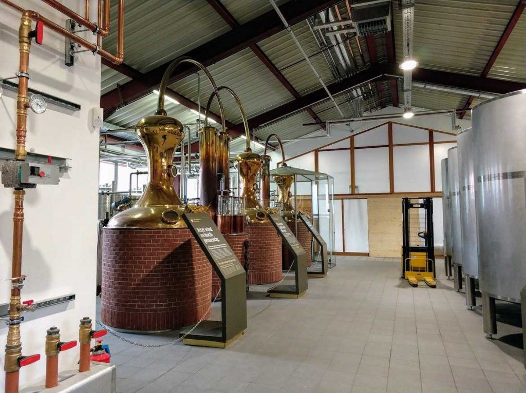 Kupferkessel bei SLYRS Whisky Destillerie am Schliersee in Bayern