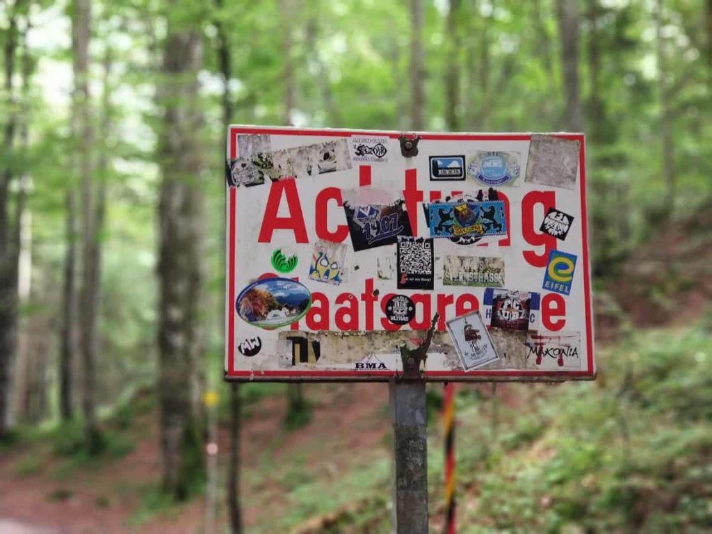 Schild der Staatsgrenze zwischen Deutschland und Österreich am Leutaschklamm