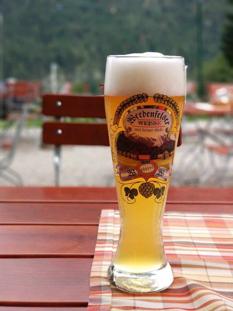 Kühler Drink nach der Wanderung am Leutaschklamm