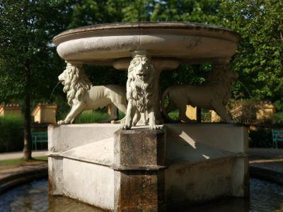 Brunnen im Garten von Schloss Hohenschwangau