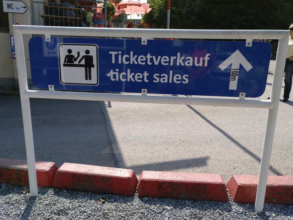 Wegweiser zum Ticket Center bei den Königsschlössern