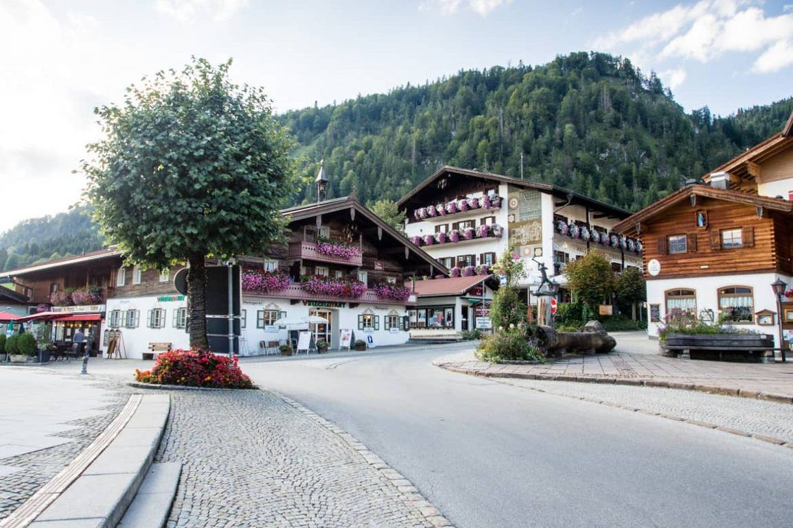 Straßenbild Reit im Winkl, super schöne Häuser mit Blümchen