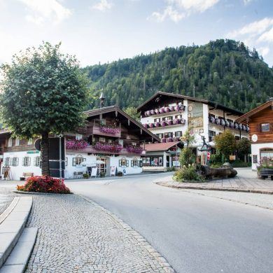 Straßenbild Reit im Winkl, super schöne Häuser mit Blümchen