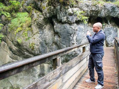Stephan beim Fotografieren der Tatzlwurm Wasserfälle