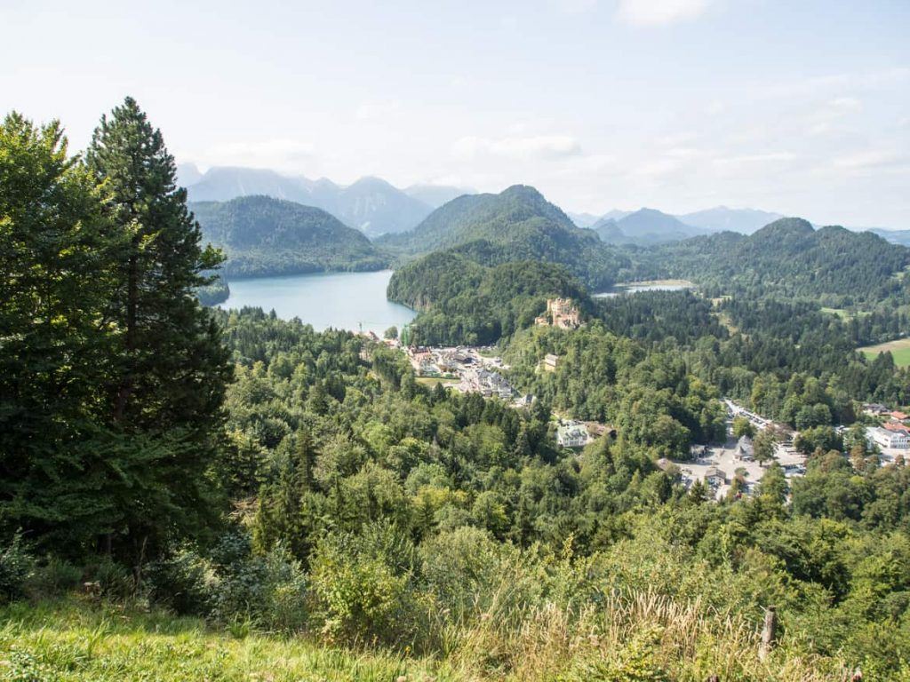 Blick von oben auf das Schloss Hohenschwangau und den Alpsee