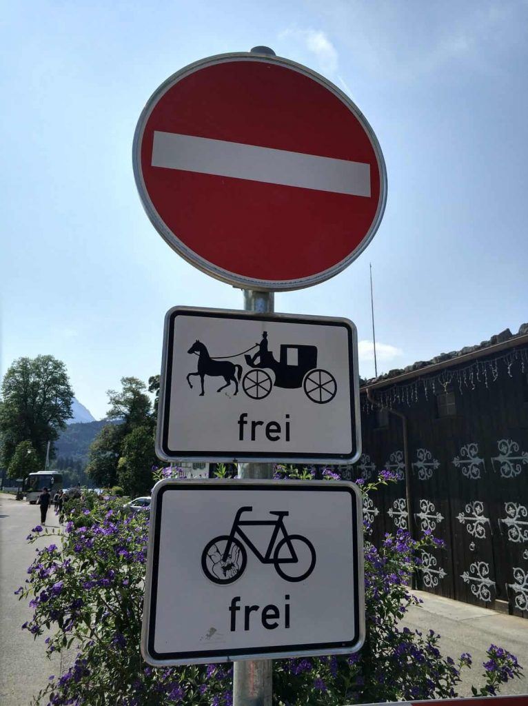 Durchfahrt Verboten Schild außer für Kutschen und Fahrräder beim Schloss Neuschwanstein in Bayern in Deutschland