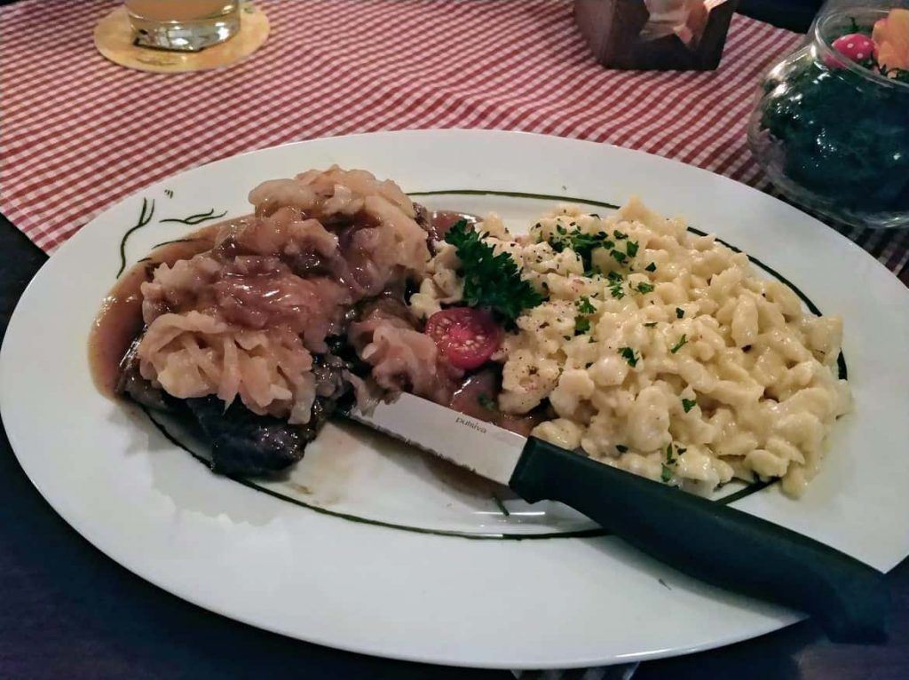 Rostbraten mit Spätzle im Alpenzauber Restaurant in Oberstaufen