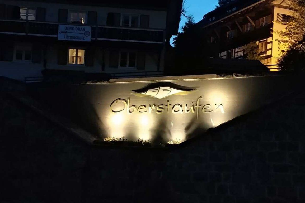 beleuchtetes Schild in Oberstaufen