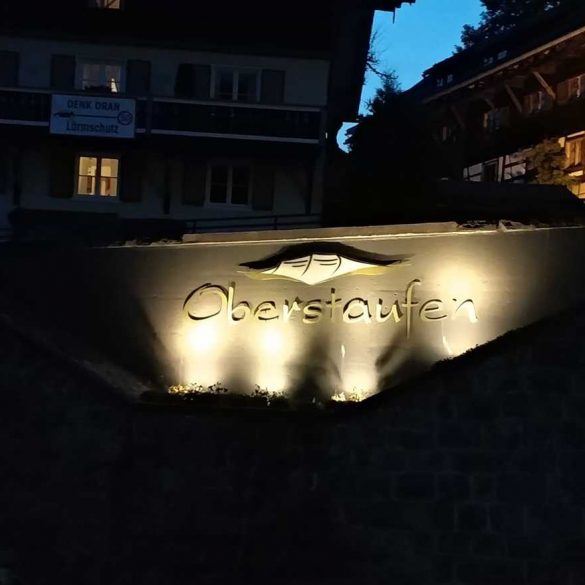 beleuchtetes Schild in Oberstaufen