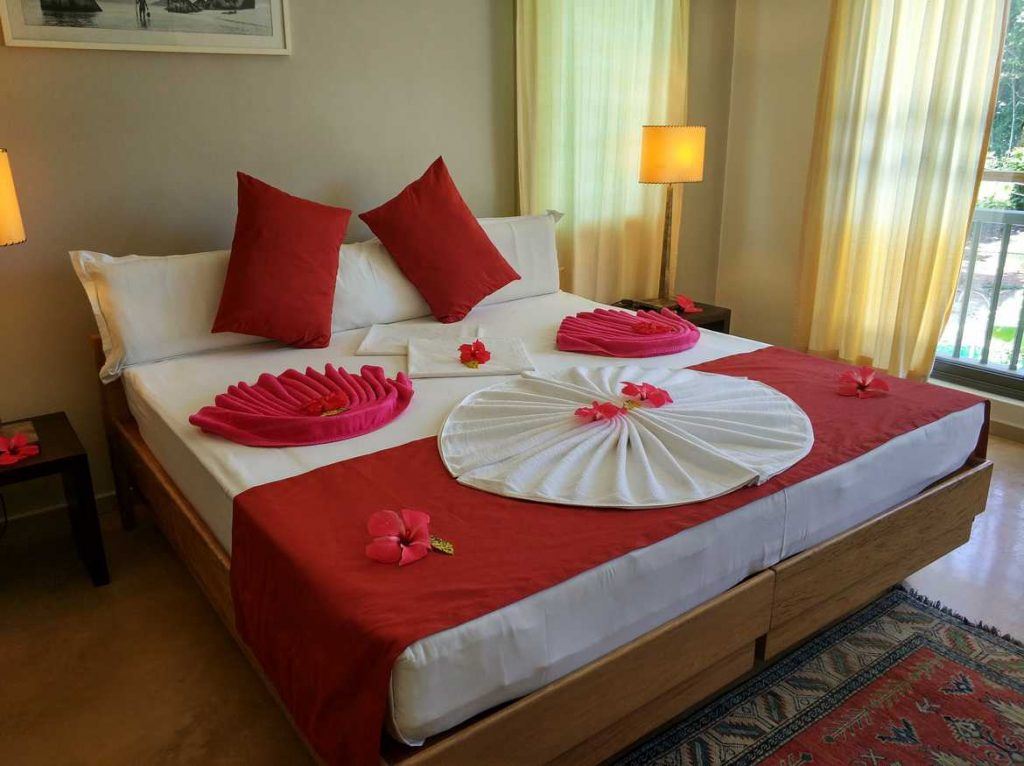 Schlafzimmer in der Residence Praslinoise auf Praslin auf den Seychellen