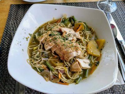 Nudelsuppe mit Hähnchen im Pasquiere Restaurant auf Praslin Seychellen