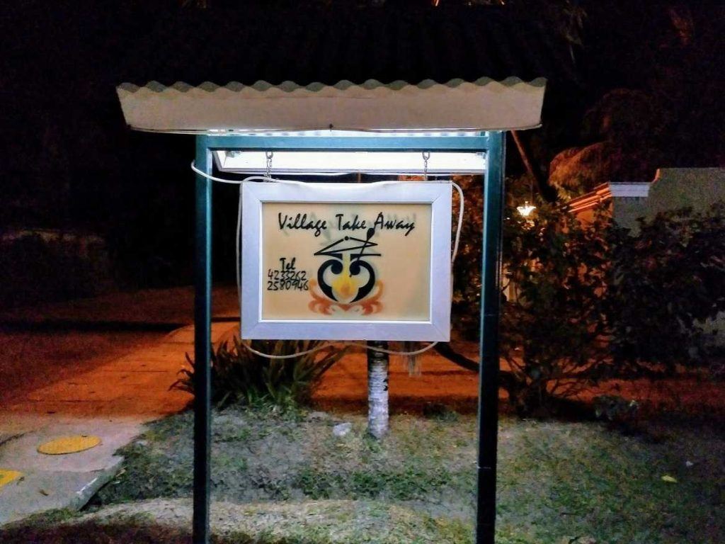 Schild vom Village Take Away auf Praslin Seychellen